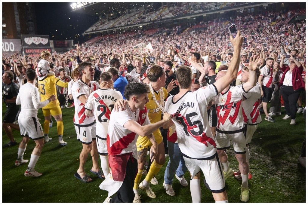 Jugadores y afición del Rayo celebran la clasificación a Europa. | Foto: Twitter