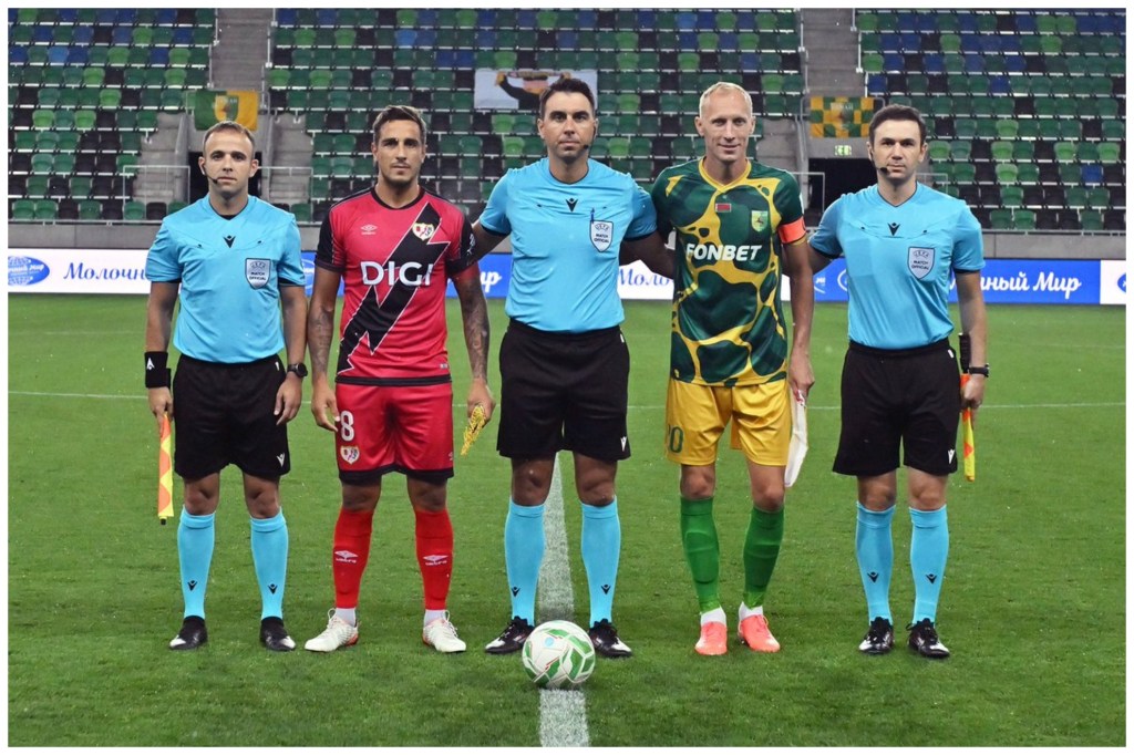 Ambos capitanes posan con los árbitros en el partido de ida | Foto: Rayo Vallecano via 'X'
