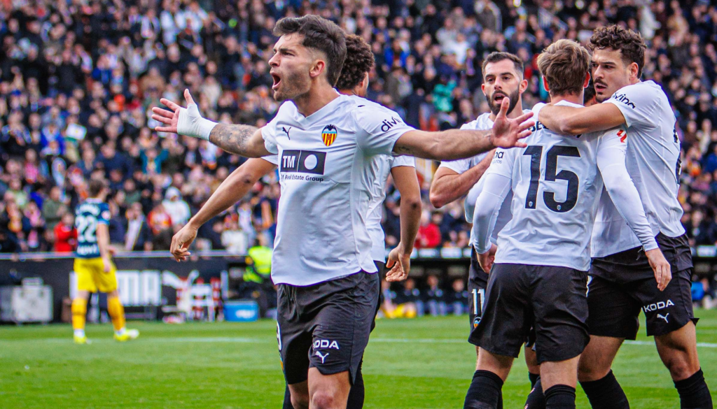 Hugo Duro adelanta al conjunto ché I Foto: Valencia CF