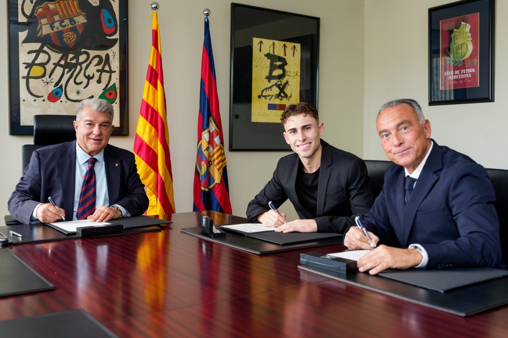 Fermín López firmando con la directiva I Foto: FC Barcelona