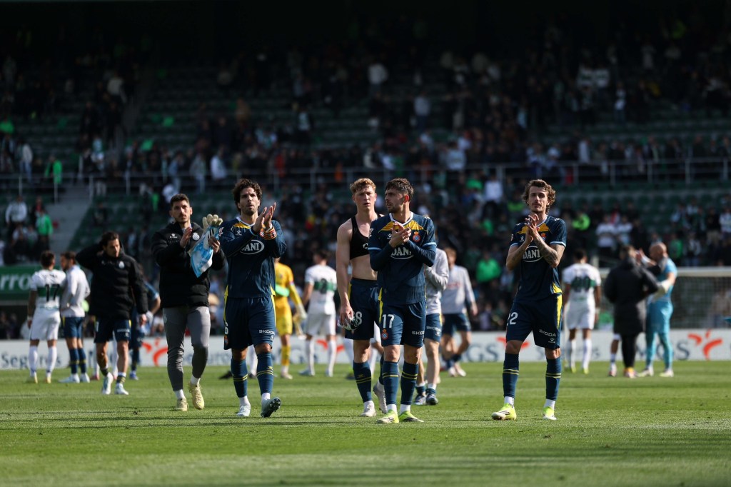 El Espanyol sigue sin sumar de a tres tras el empate 2-2 en un duelo entre equipos necesitados.