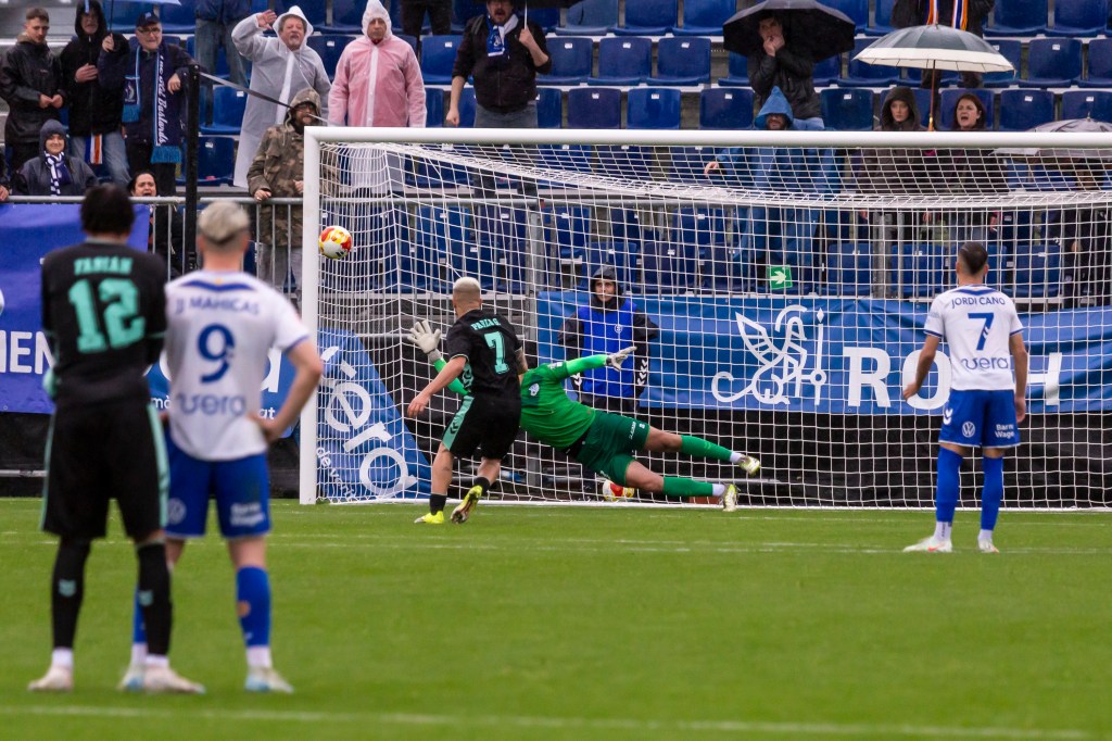 Pablo García metiendo el penalti I Foto: Diego Orduña