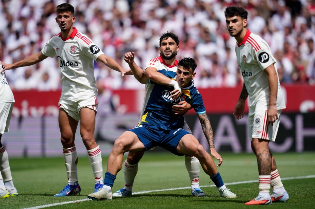El Espanyol se derrumba en el descuento y cae en Sevilla en una final por la salvación&nbsp;(2-1)