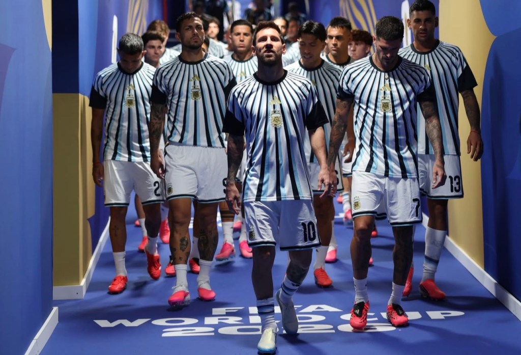 los campeones del mundo debutan con victoria, gracias al hat-trick de Lionel&nbsp;Messi