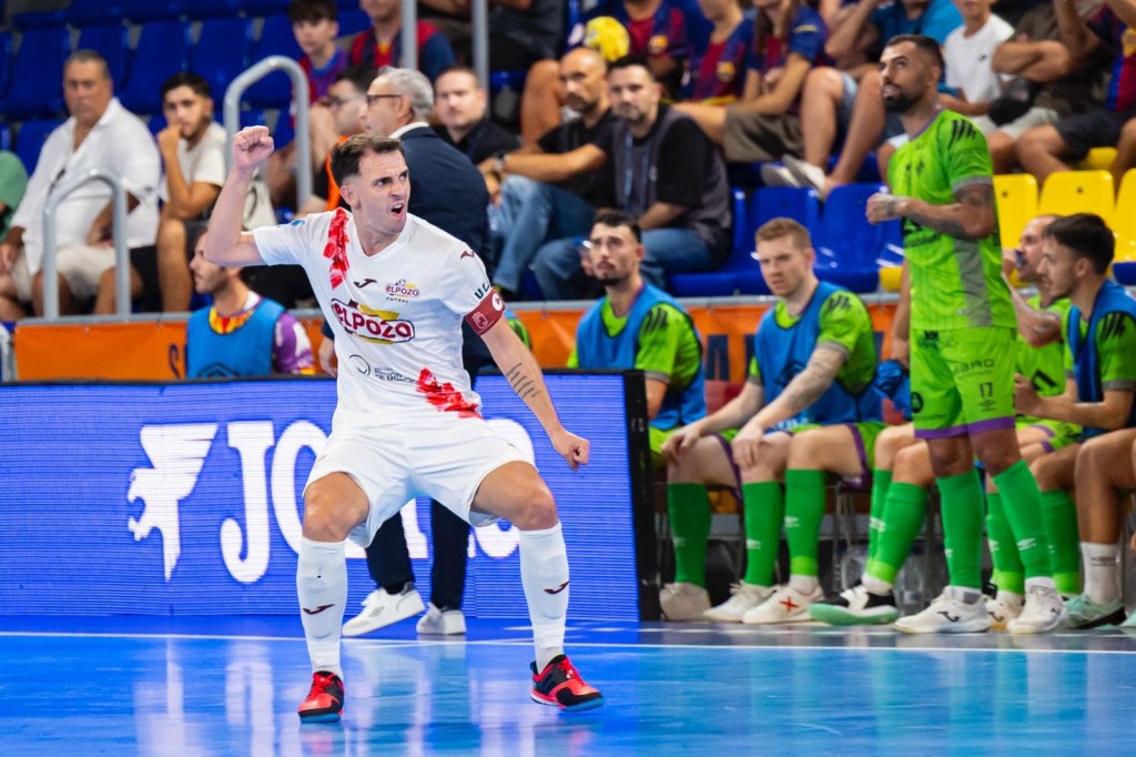 ElPozo convierte el caos en una goleada y vuela a la final (8-4)